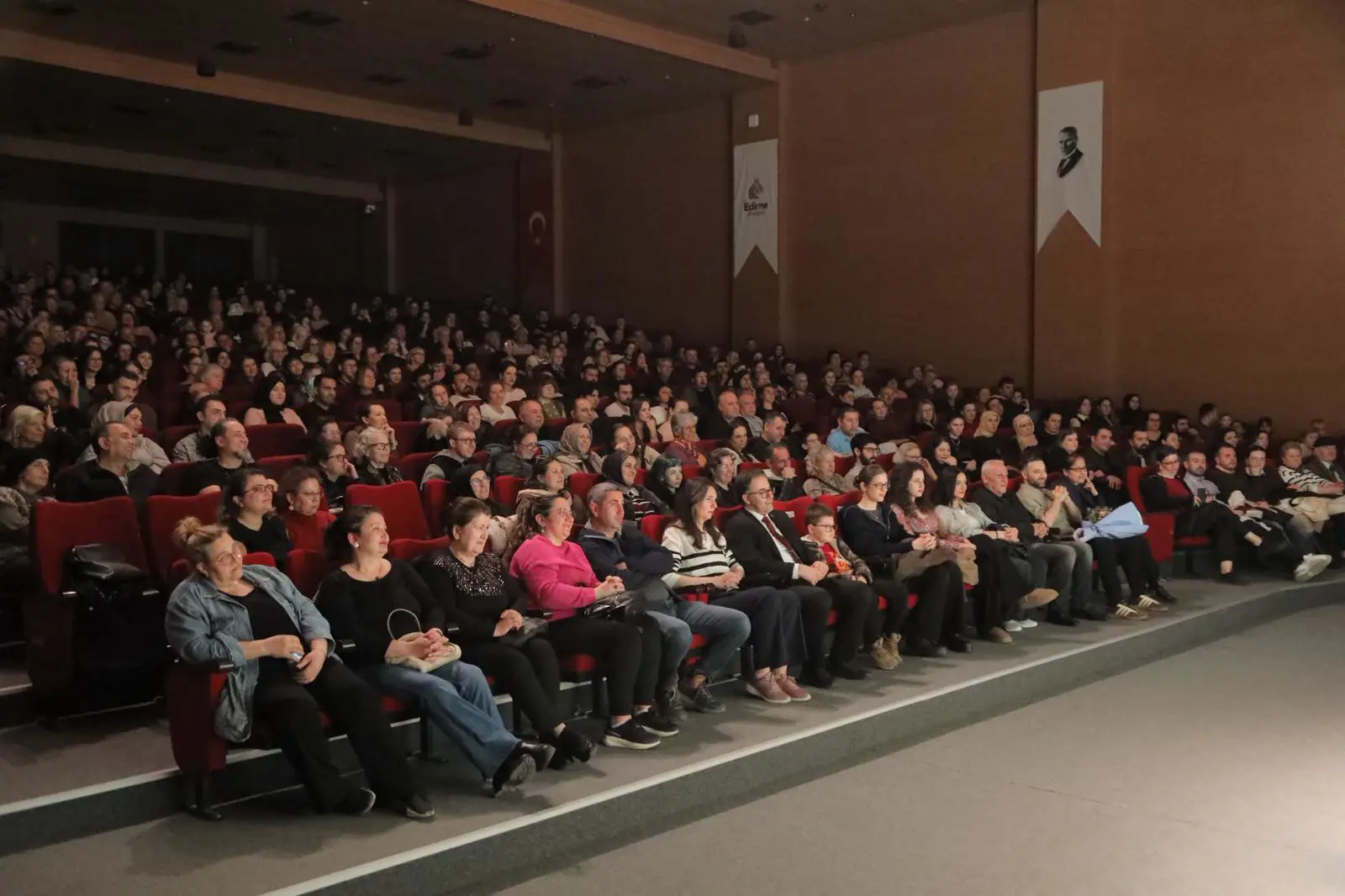 “KUŞLAR” TİYATRO OYUNUNA BÜYÜK İLGİ galeri görseli